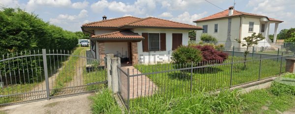 casa indipendente in vendita a Dovera