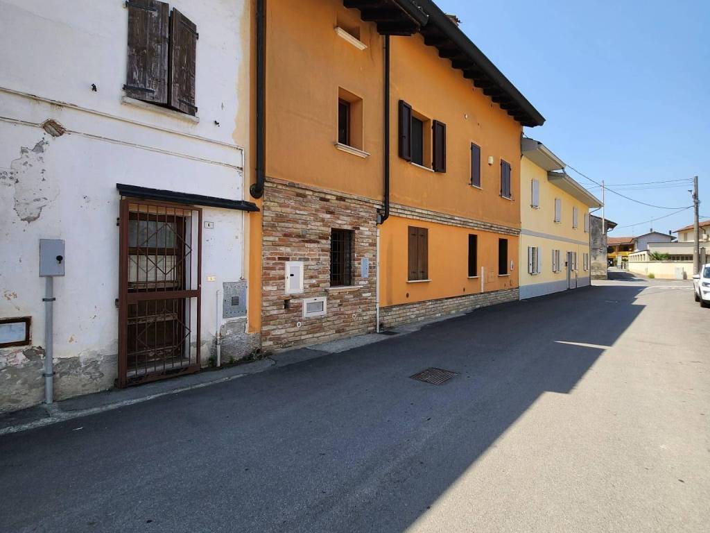 casa indipendente in vendita a Dovera in zona Postino