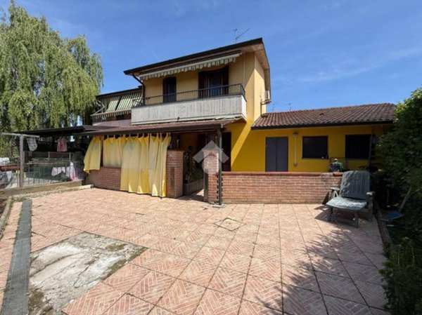 casa indipendente in vendita a Dovera
