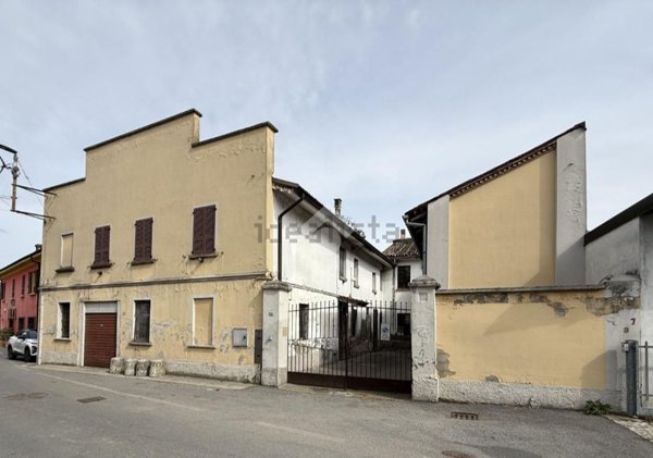 casa indipendente in vendita a Dovera