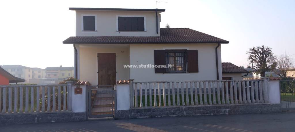 casa indipendente in vendita a Dovera in zona Postino