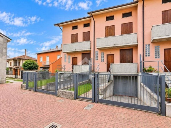casa indipendente in vendita a Dovera in zona Postino