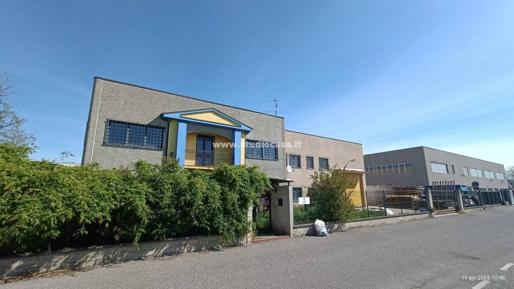 locale commerciale in vendita a Fiesco