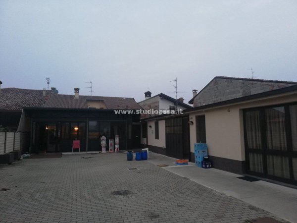 locale commerciale in vendita a Fiesco