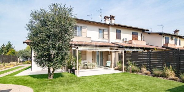 casa indipendente in vendita a Gadesco-Pieve Delmona in zona Pieve Delmona