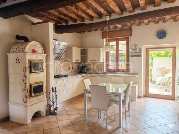 casa indipendente in vendita a Gadesco-Pieve Delmona in zona Pieve Delmona