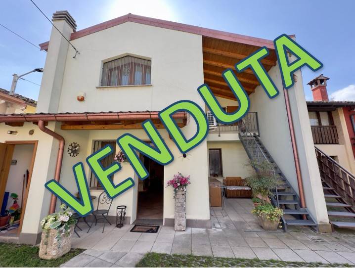 casa indipendente a Grumello Cremonese ed Uniti in zona Grumello Cremonese