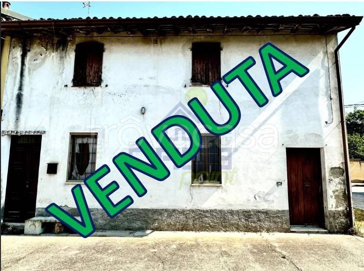 casa indipendente a Grumello Cremonese ed Uniti in zona Grumello Cremonese