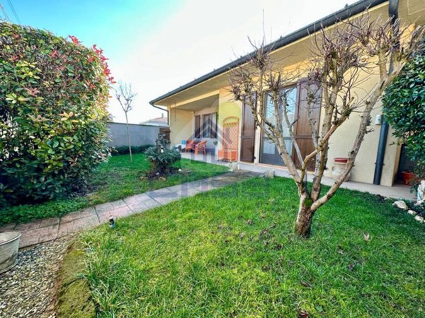 casa indipendente in vendita a Grumello Cremonese ed Uniti in zona Zanengo