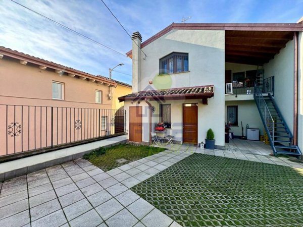 casa indipendente a Grumello Cremonese ed Uniti in zona Grumello Cremonese