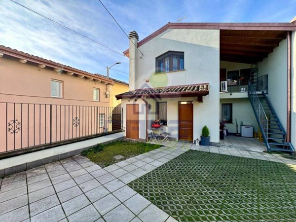 casa indipendente a Grumello Cremonese ed Uniti in zona Grumello Cremonese