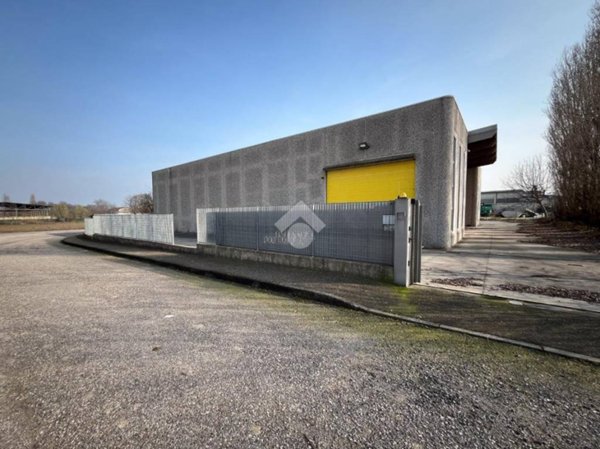 locale commerciale in vendita ad Isola Dovarese