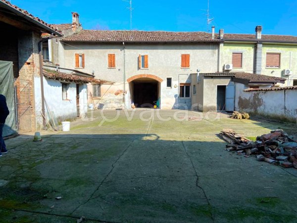 casa indipendente in vendita ad Isola Dovarese