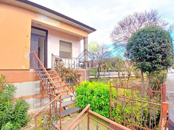 casa indipendente in vendita ad Isola Dovarese