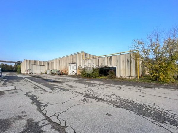 capannone in vendita ad Isola Dovarese