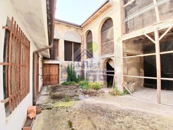 casa indipendente in vendita ad Isola Dovarese
