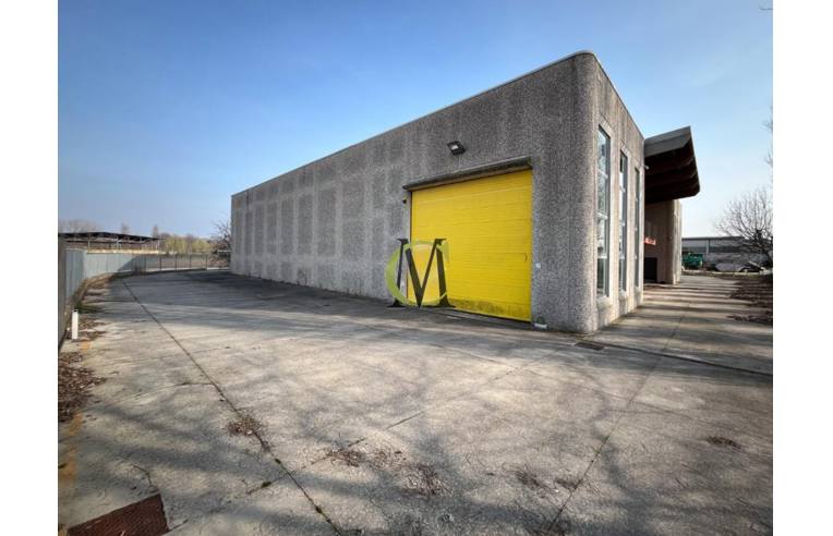 locale commerciale in vendita ad Isola Dovarese