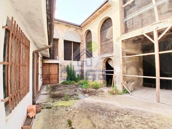 casa indipendente in vendita ad Isola Dovarese