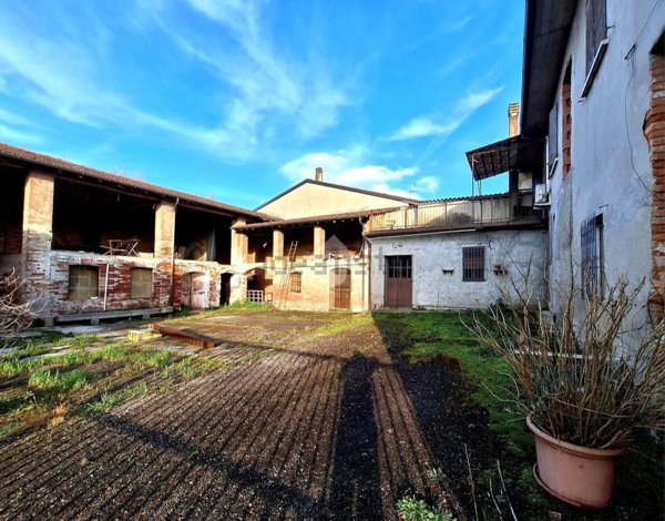 casa indipendente in vendita ad Isola Dovarese