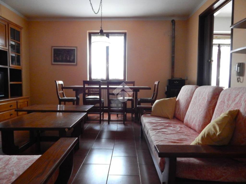 casa indipendente in vendita ad Isola Dovarese