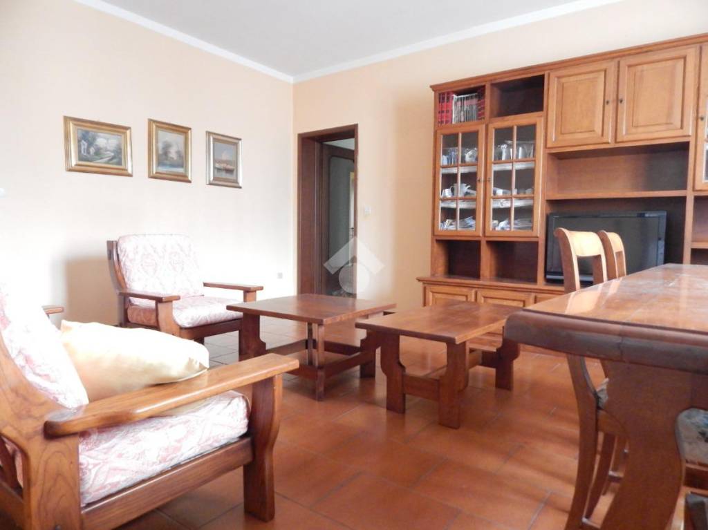 casa indipendente in vendita ad Isola Dovarese