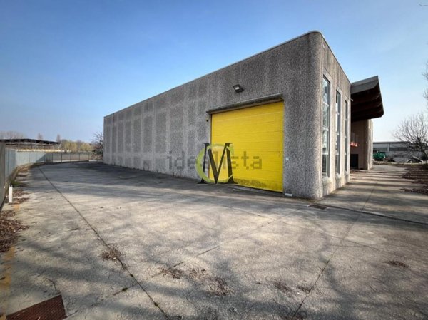 locale di sgombero in vendita ad Isola Dovarese