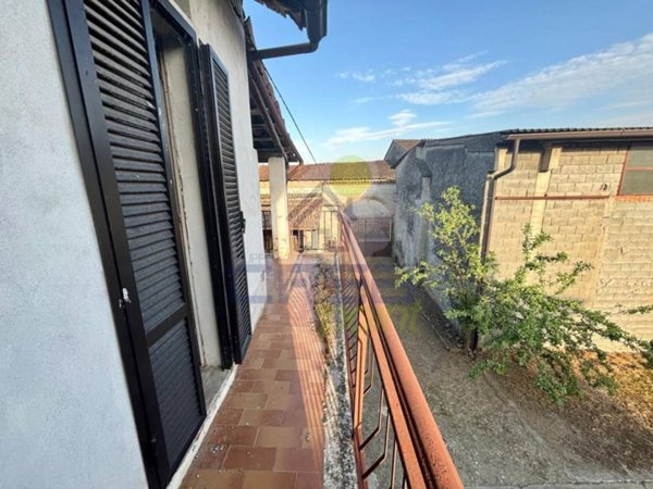 casa indipendente in vendita ad Isola Dovarese