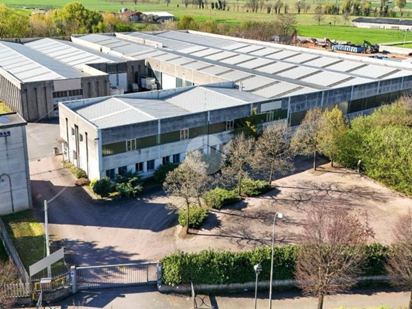 locale commerciale in vendita ad Izano