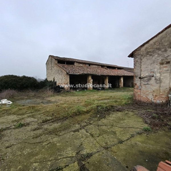 casale in vendita a Madignano