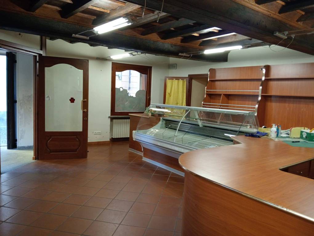negozio in vendita a Pinerolo
