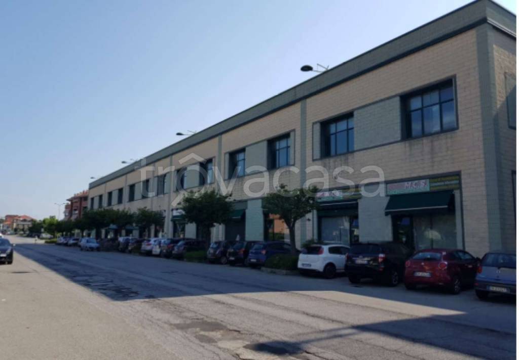 ufficio in vendita a Pinerolo in zona Baudenasca