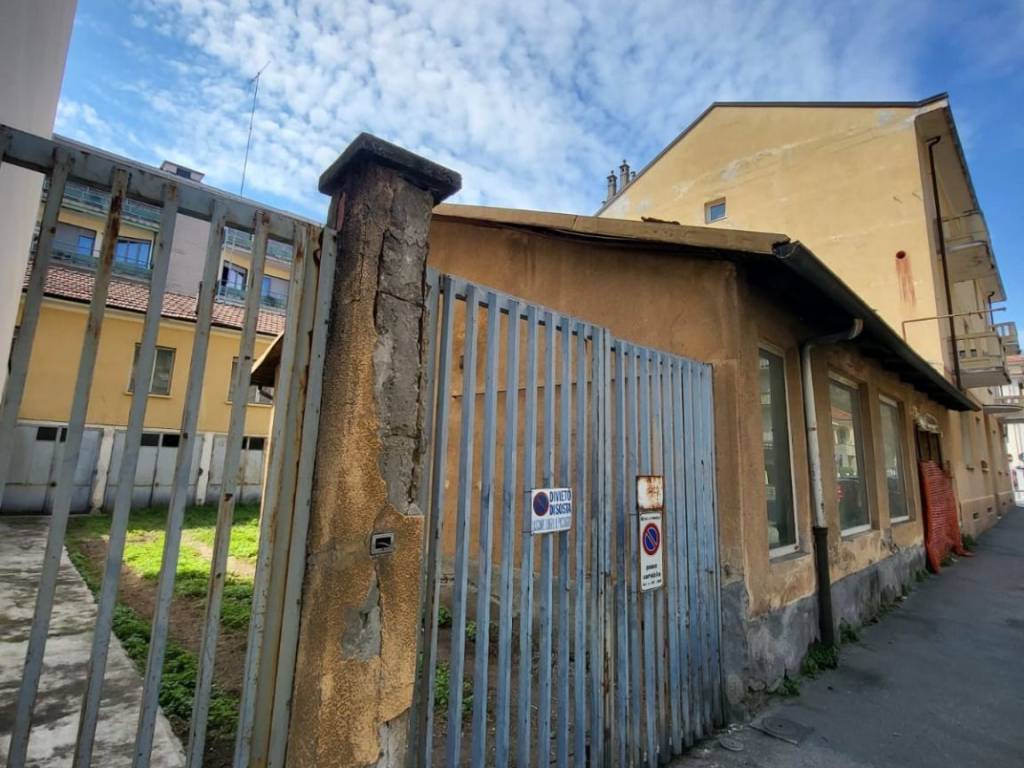 negozio in vendita a Pinerolo