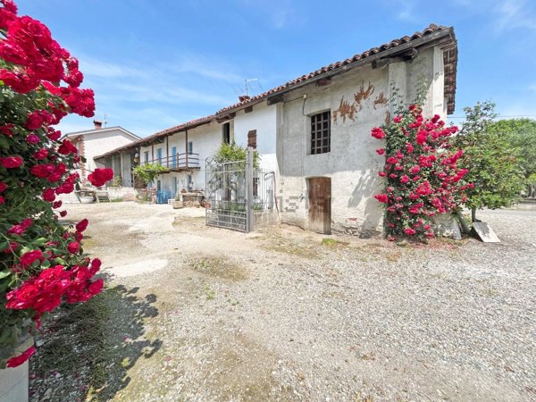 casa indipendente in vendita a Pinerolo in zona Ainana