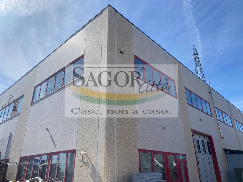ufficio in vendita a Pinerolo in zona Riva