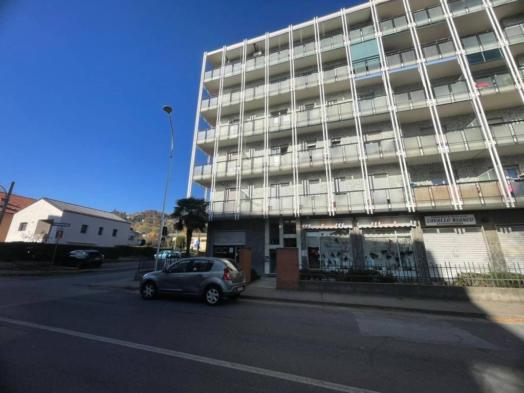 negozio in vendita a Pinerolo