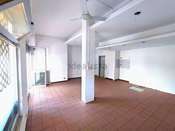 locale commerciale in vendita a Pinerolo