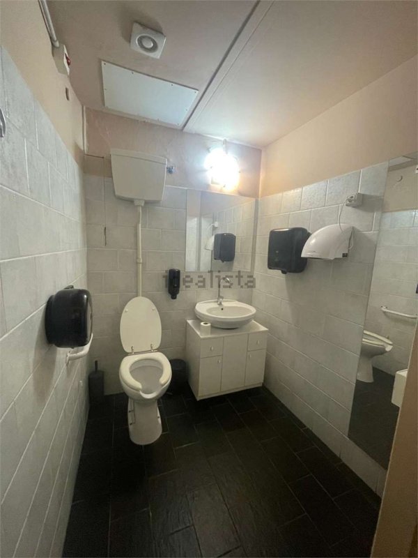 locale commerciale in vendita a Pinerolo