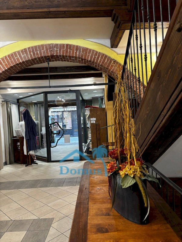 locale commerciale in vendita a Pinerolo