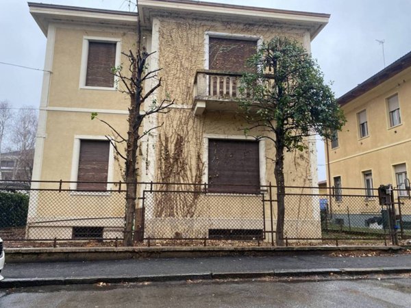 casa indipendente in vendita a Pinerolo