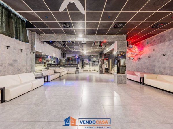 negozio in vendita a Pinerolo in zona Abbadia Alpina