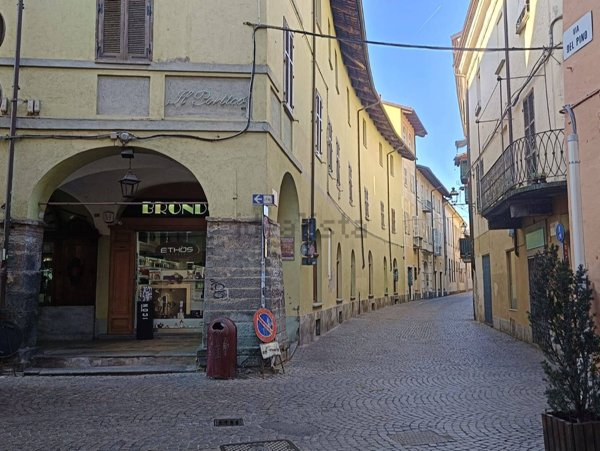 locale commerciale in vendita a Pinerolo