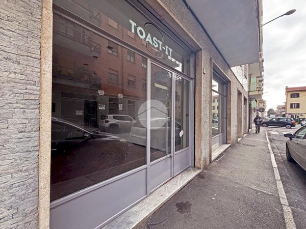 locale commerciale in vendita a Pinerolo