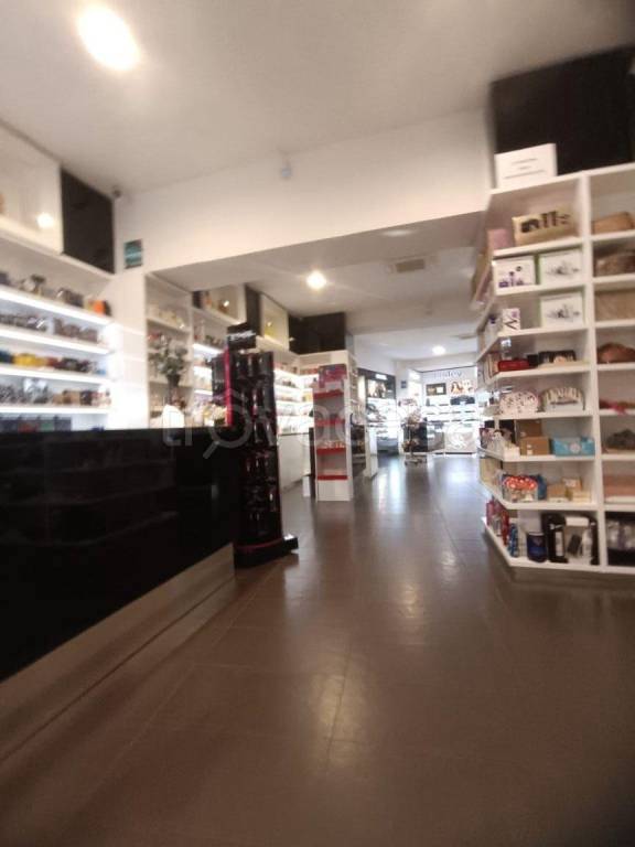 negozio in vendita a Pinerolo