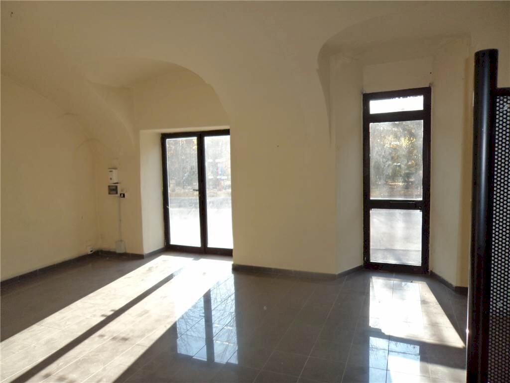 locale commerciale in vendita a Pinerolo in zona Abbadia Alpina