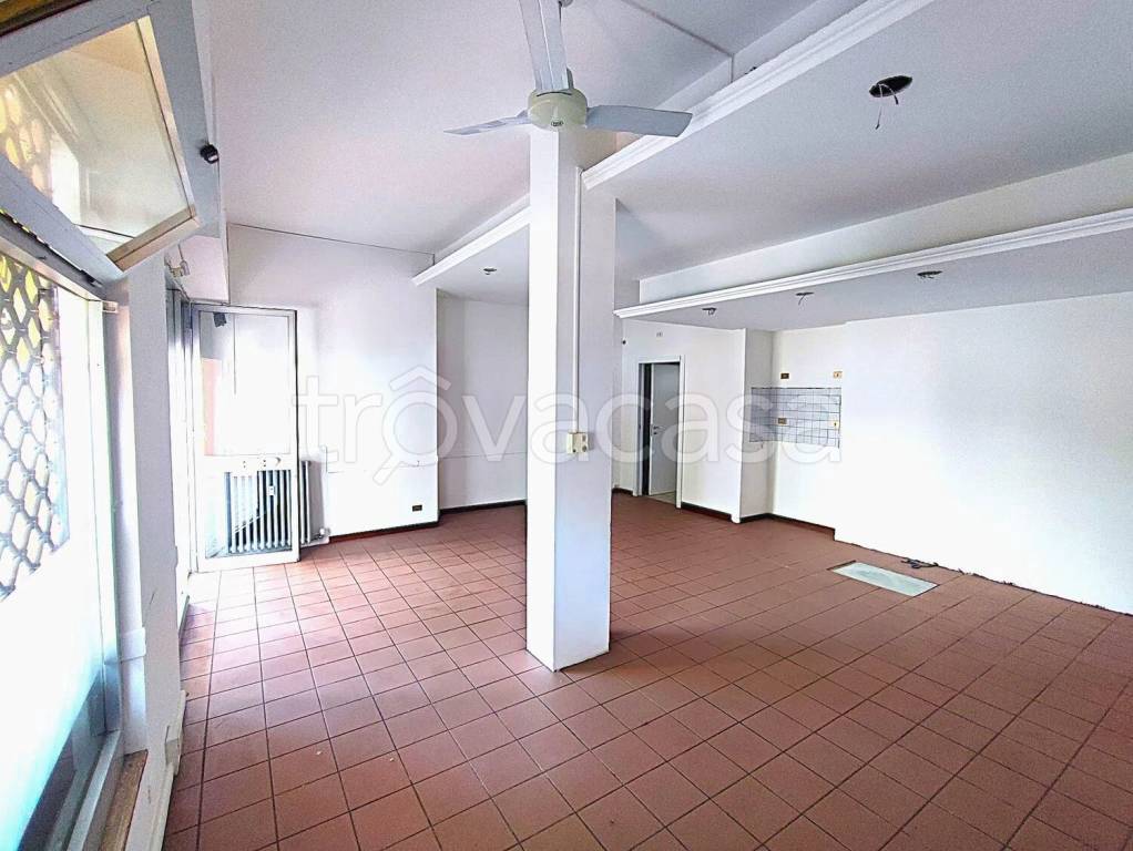 negozio in vendita a Pinerolo