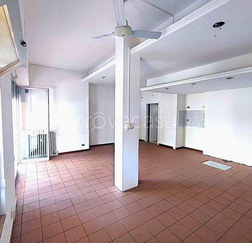 negozio in vendita a Pinerolo