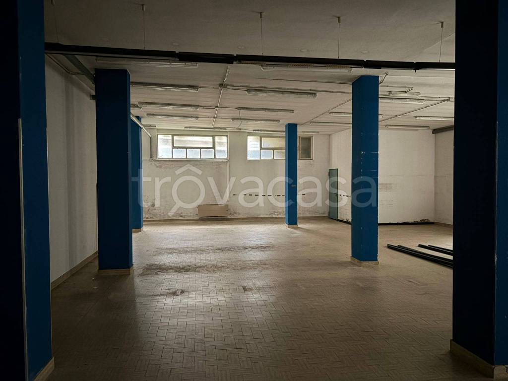 locale commerciale in vendita a Pinerolo