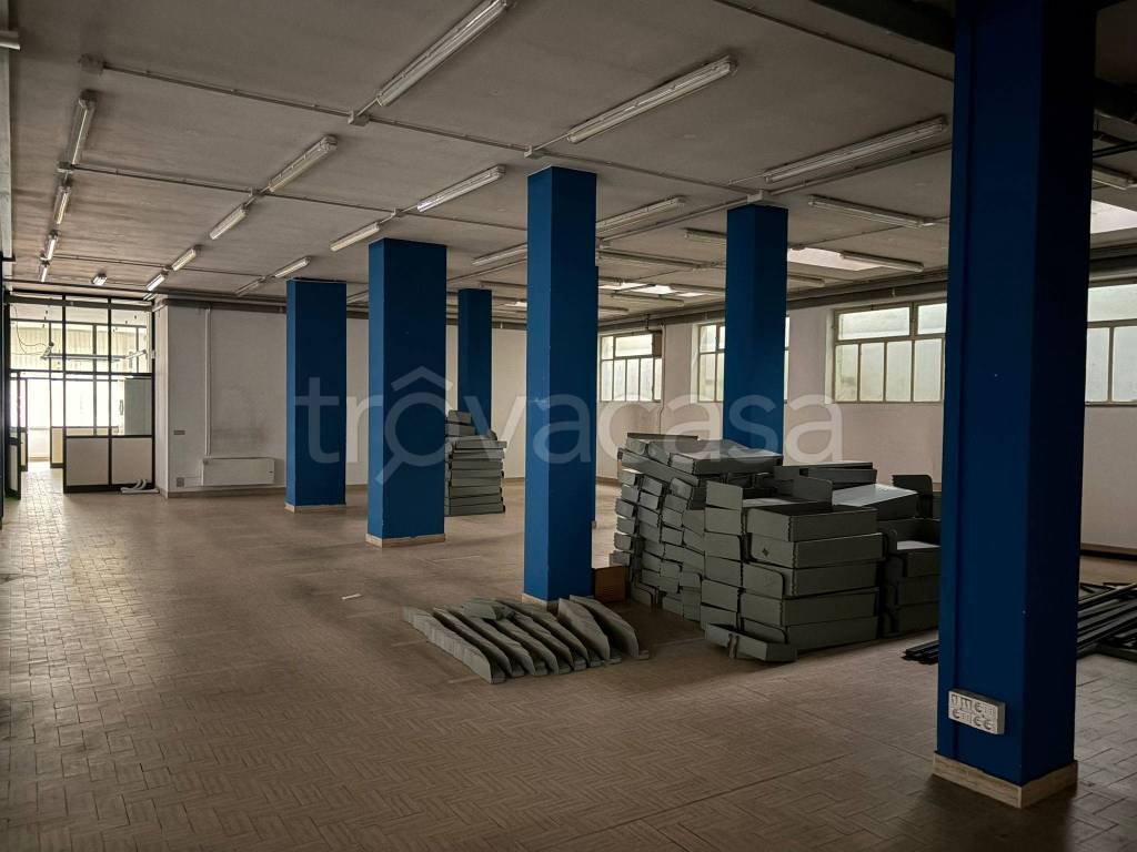 locale commerciale in vendita a Pinerolo