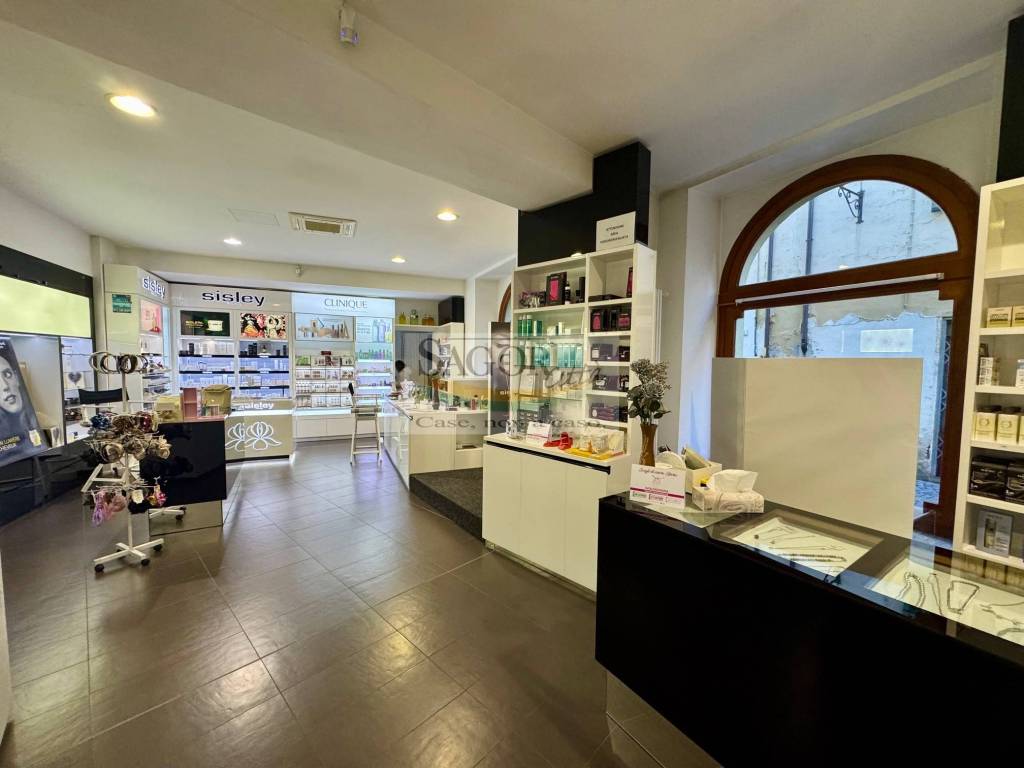 negozio in vendita a Pinerolo