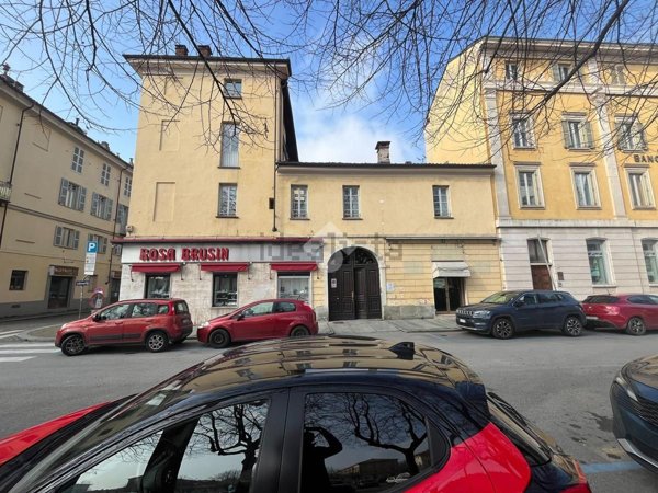 locale commerciale in vendita a Pinerolo